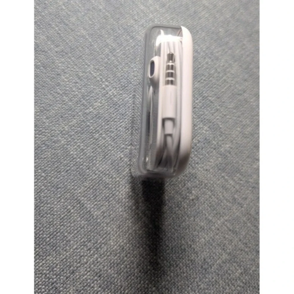 Apple Earbuds In Ear Headphones with 3.5 mm Aux Jack Microphone‎ White Wired